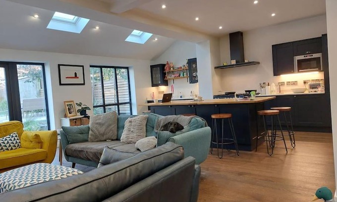 Boscombe House | Beach House, with BBQ lodge and Hot Tub!