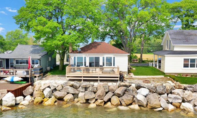 Leamington House | Beach House with Stunning Lake Views & Beautiful Sunsets- 3 Bedrooms, 2 Baths