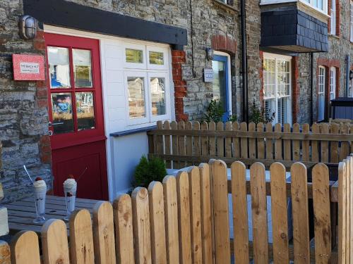 Trebarwith Strand Apartment | Beach Hut
