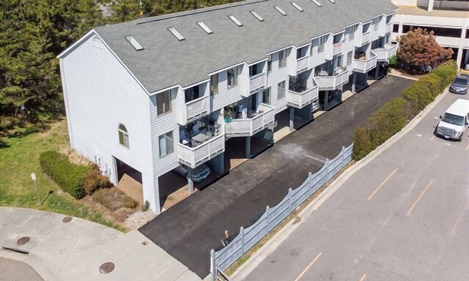 Northeast Virginia Beach House | Beach is across the street - 3BR, 3.5 BA Contemporary Condo