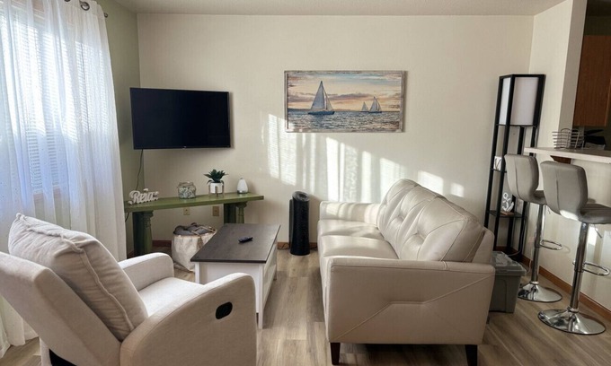 Downtown Kenosha House | Beach Lake Michigan King Bed Pet Friendly