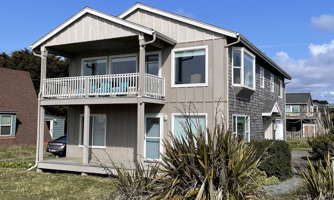 Bandon House | Beach Level House down on the Bandon jetty! Sorry, no pets.