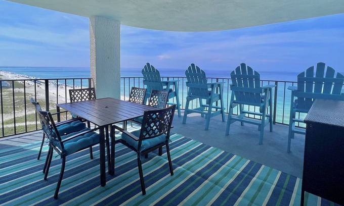 Crescent Beach Condo | Beach Life Luxury! Condo/Lg Balcony/Gourmet Kitchen/Free Beach Service, Pool