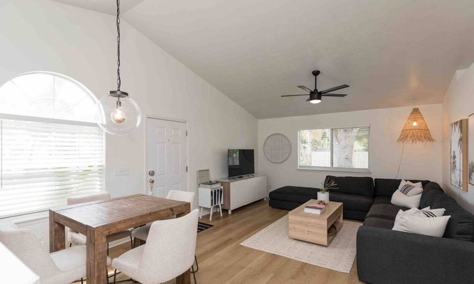 Jacksonville Beach Cottage | Beach living, cozy 2/1, walk to amenities & beach