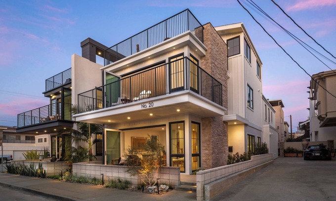 Peninsula House | Beach Paradise – Stunning 3-Story in Long Beach!