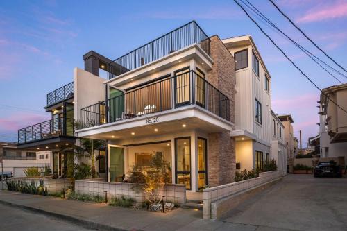 Peninsula House | Beach Paradise - Stunning 3-Story in Long Beach