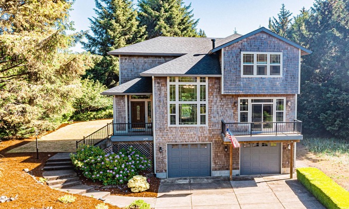 Long Beach House | BEACH PATH, GAME ROOM, FIRE PIT, DOGS OK. YOUR NEXT GREAT BEACH ADVENTURE!