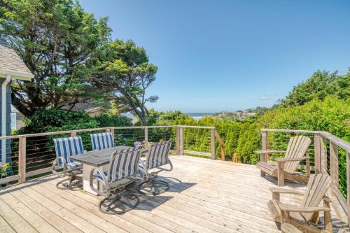 Arch Cape House | Beach Pines Bungalow by AvantStay Classic Cottage Steps to the Beach w Private Yard