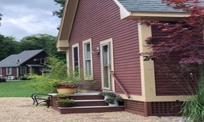 Graniteville Cottage | Beach & pond Cottage