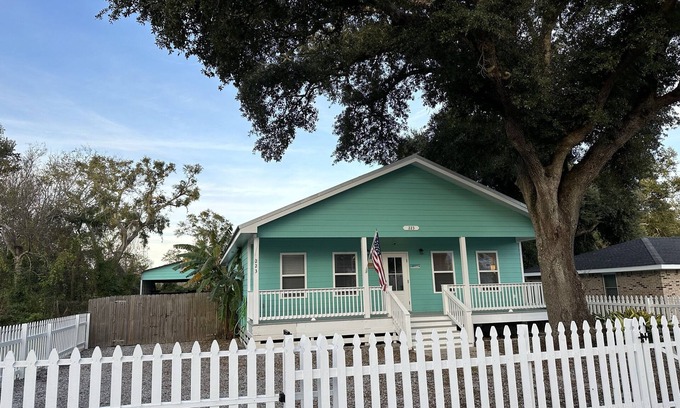 Old Town Cottage | Beach, restaurants, shopping, blocks away