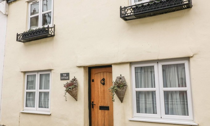 Instow Cottage | BEACH RETREAT, pet friendly, with open fire in Instow