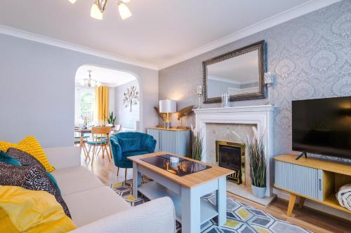 Prestatyn House | Beach Retreat with Hot Tub Sleeps 8