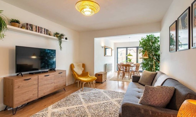 Swalecliffe House | Beach Retreat with parking near the sea