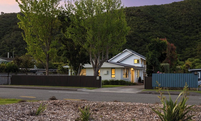 Waikawa House | Beach Road Oasis - Waikawa Holiday Home