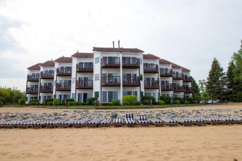 Traverse City House | Beach Room 103