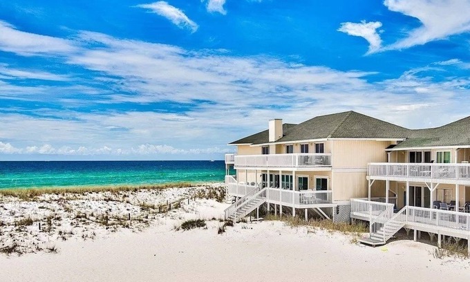 Holiday Isle Condo | Beach service included begins March 1st beachfront 1 bedroom 1 bath sleeps 6