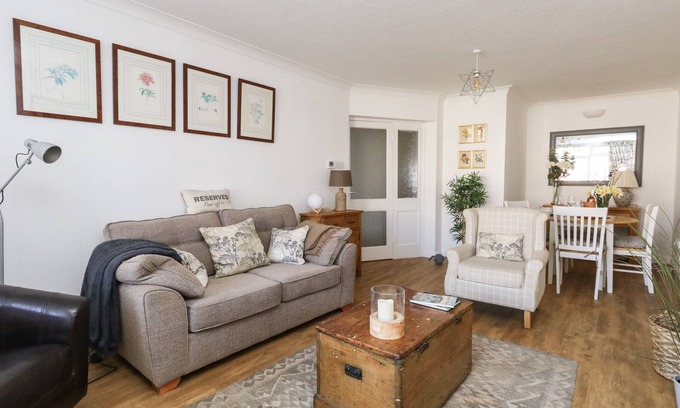West Bay Cottage | BEACH SIDE, pet friendly, country holiday cottage in West Bay