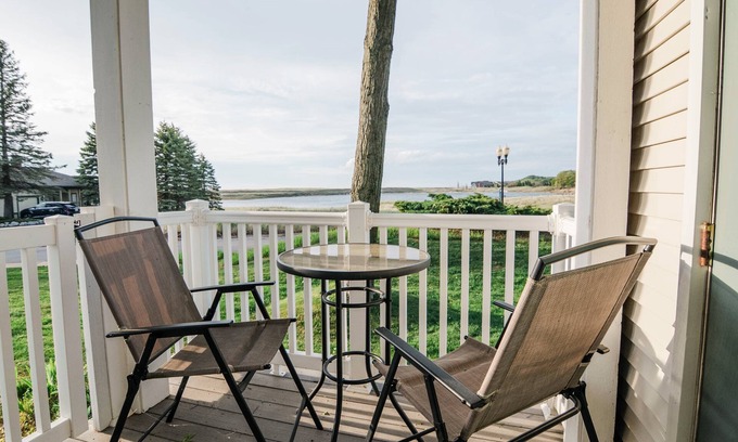 Manistee Condo | Beach Studio- King Bed, Modern Updates