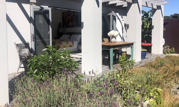 Pukehina Apartment | Beach studio with gardens.