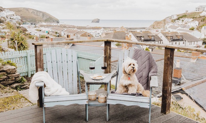 Portreath Cottage | Beach & Surfing Heaven! 100m to sea & shops with parking, log burner & sea views