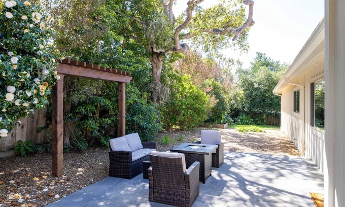 Del Monte Forest House | Beach Time: New remodel 3BR 2BA walk to Pacific