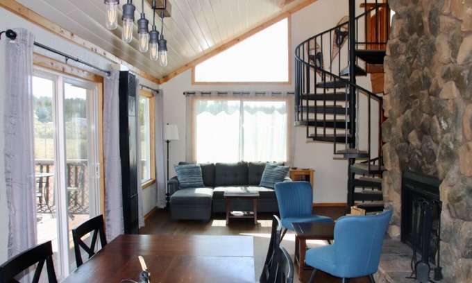 Woodlands Cabin | Beach to Mountains Chalet: Peaceful retreat with mountain views away from crowds