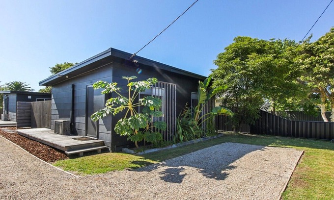 Lakes Entrance Apartment | Beach Trail Retreat - Lakes Entrance