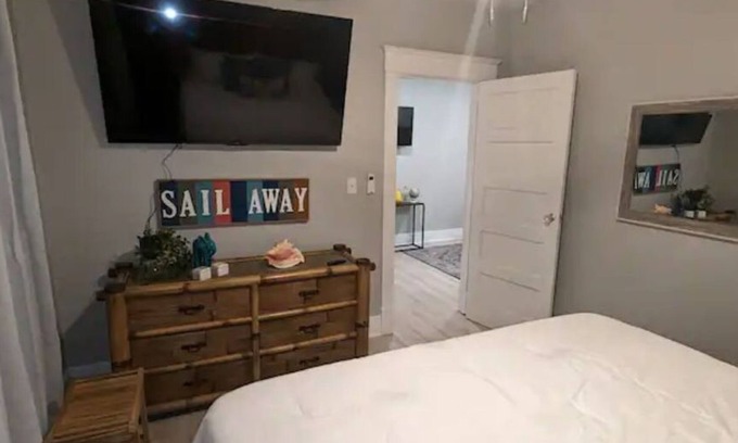 Clarksville Apartment | Beach Vibe close to Museum Row