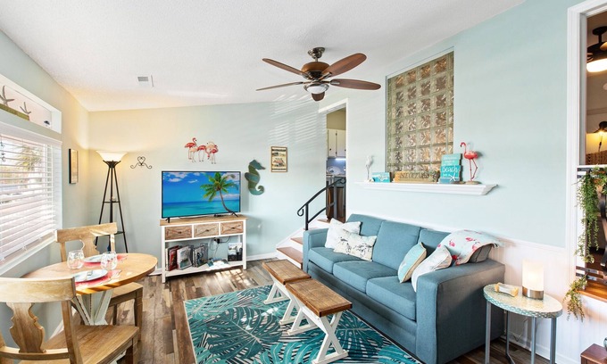 Isle of Palms Condo | Beach Vibes #204 Beautiful 1 Bed + Sleeper, Pool
