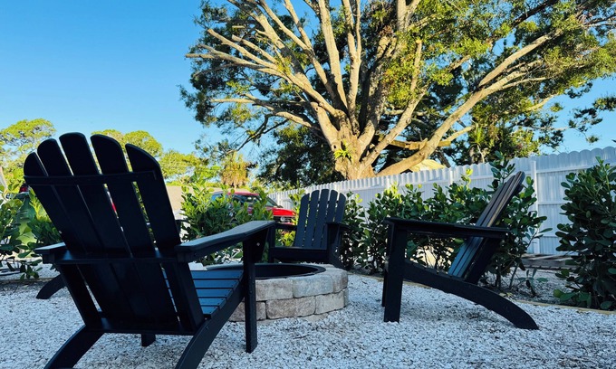 Bayou Oaks Apartment | Beach Vibes + Office Ready Sarasota Gem Dining & Culture Nearby Fire Pit
