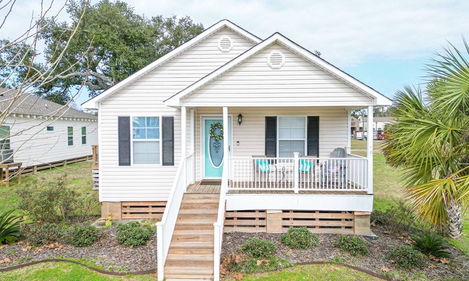 Gulfport House | Beach View Cottage Perfect for Family & Friends!