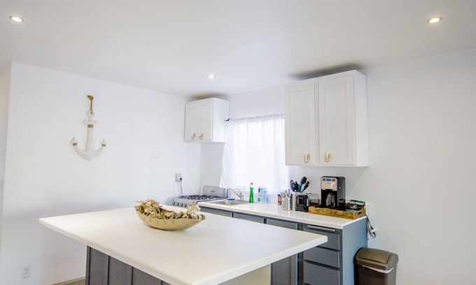 Costa House | BEACH-VIEWS - 4 BDR HOUSE - Sleeps 10 w/Free PKG