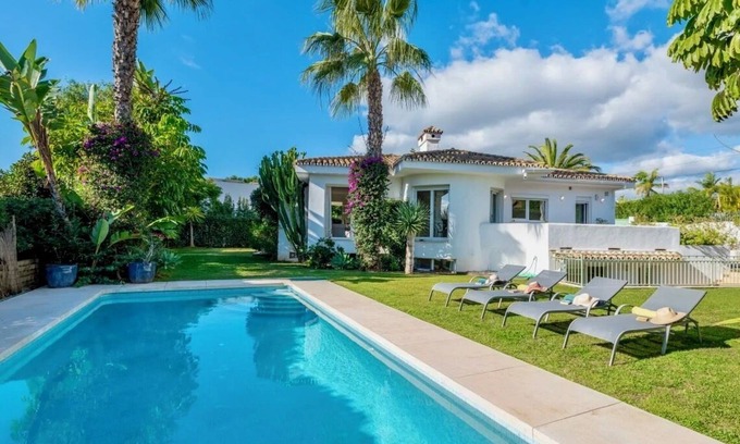 Urbanizacion Pinos Verdes Villa | Beach Villa Marbella close to beach in exclusive area beautiful garden & pool