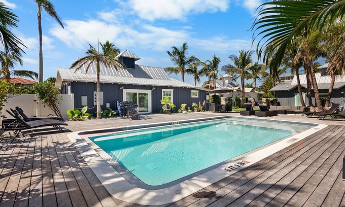 Holmes Beach Villa | Beach Villa! Pool, Porch & 2-Min Walk to Gulf!