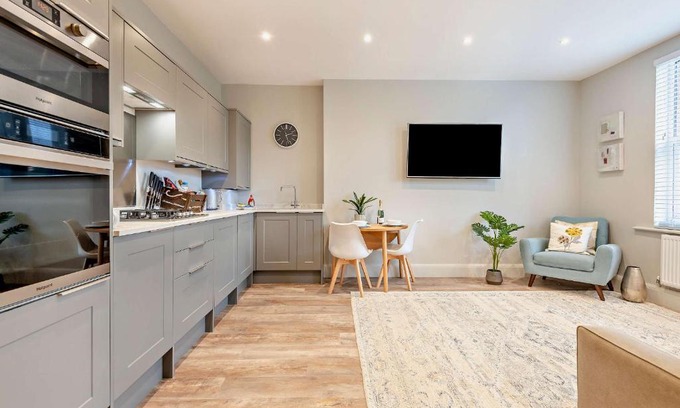 Southbourne Apartment | Beach Walk Southbourne SOBO Beach Sleeps 4