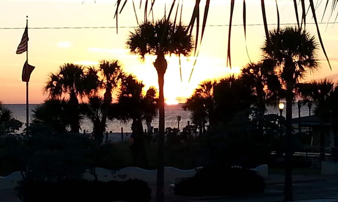 St. Pete Beach Condo | BEACH/WATER/SUNSETS,50%OFF Monthly,POOL-Heated,Apple TV,Updated,Friendly Native