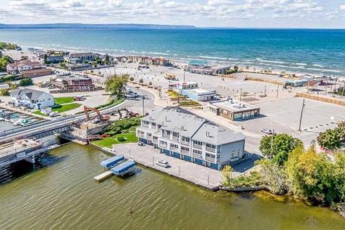 Wasaga Beach House | Beach1 River to Bay Getaway