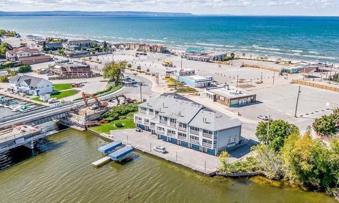 Wasaga Beach House | Beach1 Waterfront Stunning Views