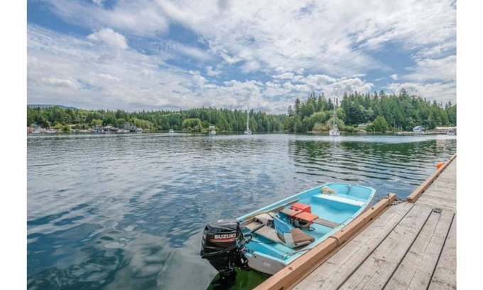 Bamfield House | Beachcomber Cottage 8 Acre Waterfront Estate wDock