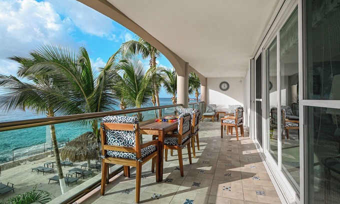 Colonia Andres Condo | Beachfront El Cantil 2BN in Downtown Cozumel