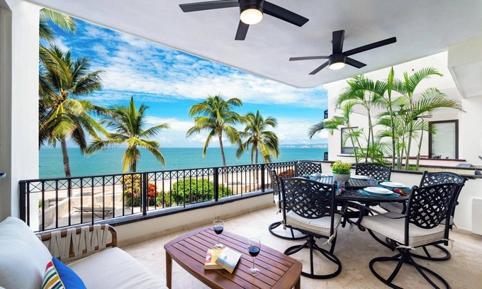 Colonia 5 de Diciembre Condo | BEACHFRONT 2-Bedroom Condo - New Dates Available - DOWNTOWN!