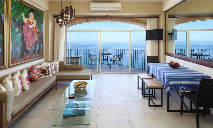 South Shore Hotel Area Condo | Beachfront 2 Bedroom Flat with Panoramic Ocean Views