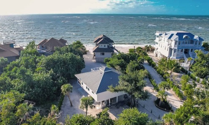 Jose's Hideaway House | Beachfront! 2 Houses - Sleeps up to 16!