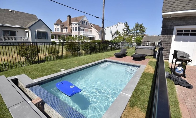 Admiral Estates House | Beachfront 3-Bedroom Unit w/Pool