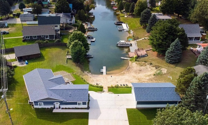 Silver Lake House | Beachfront 5-bedroom vacation home