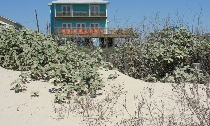 Surfside Beach House | BEACHFRONT. 6 BEDROOMS, 4 BATHROOMS,nLONG-TERM WINTER RENTALS - DISCOUNTS.