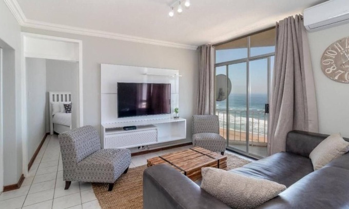 Amanzimtoti Apartment | Beachfront apartment with amazing sea views and direct beach access.