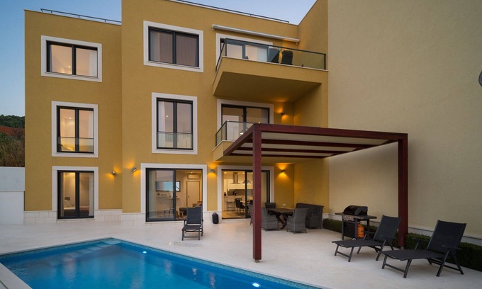 Slatine Apartment | Beachfront Apartment Lemonade with Pool VII
