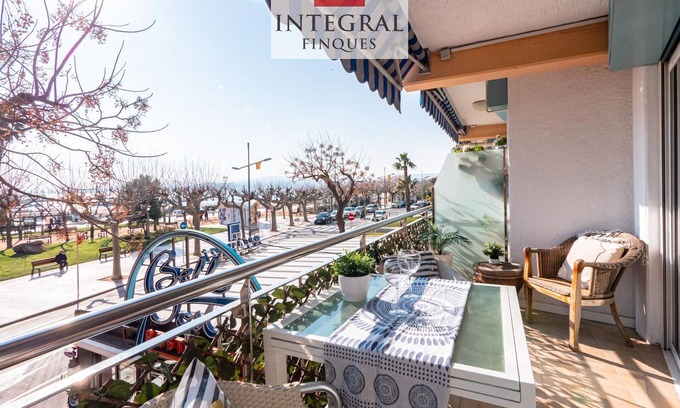Palamos Apartment | Beachfront Apartment with Terrace in Palamós