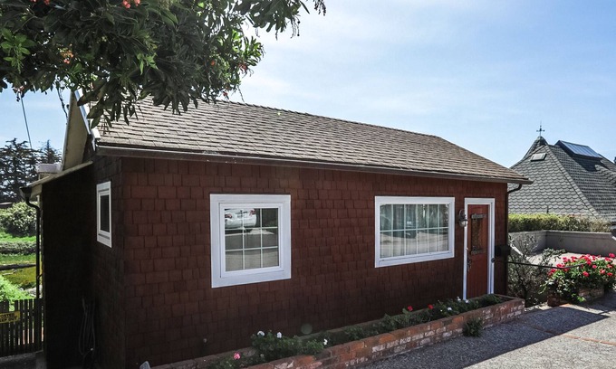Eastside Santa Cruz House | Beachfront at Twin Lakes Beach